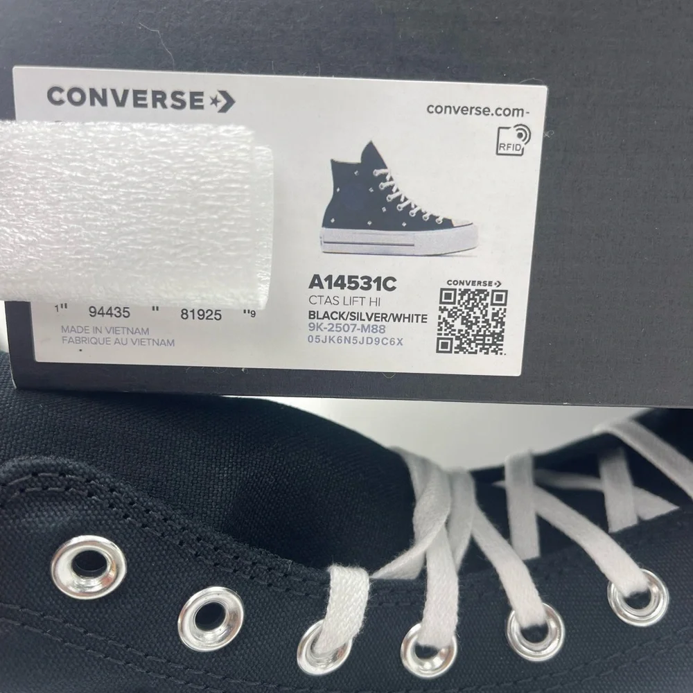 Converse WMNS Black High-Top
CTAS LIFT HI
BLACK/SILVER/WHITE Platform Sneakers - Picture 15 of 15